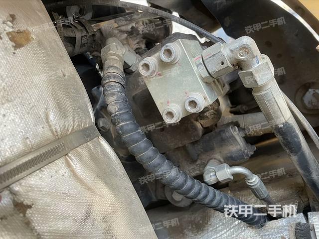 液壓泵艙室正面整體(整機外觀) 液壓泵艙室正面整體(整機外觀)
