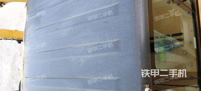 駕駛室頂部(整機(jī)外觀) 駕駛室頂部(整機(jī)外觀)