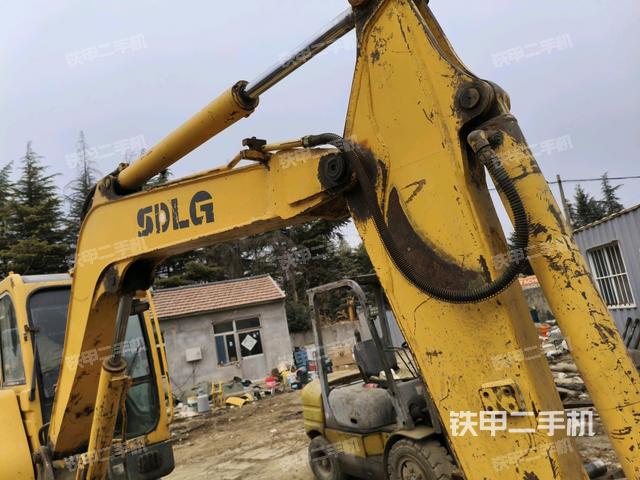 小臂整體右前(工作和回轉裝置) 小臂整體右前(工作和回轉裝置)