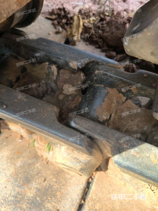 左驅(qū)動輪（行走機構(gòu)）