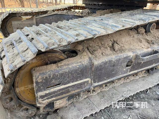 單側(cè)履帶整體(整機外觀) 單側(cè)履帶整體(整機外觀)