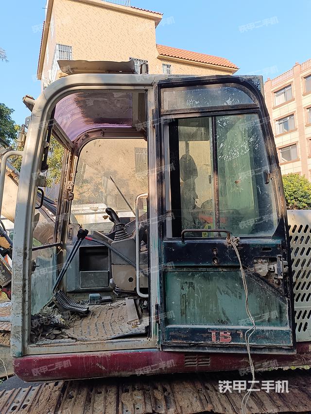 駕駛室整體（整機外觀）