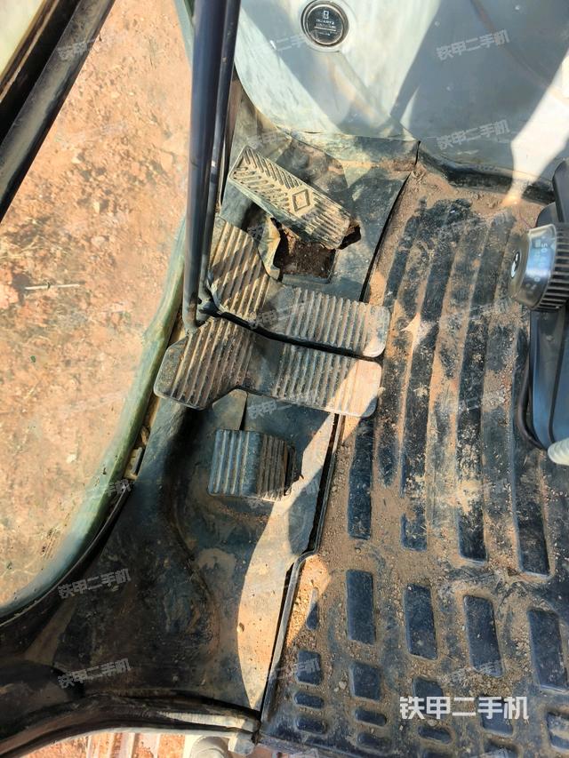 行走控制手柄和踏板?俯拍（駕駛室部分）