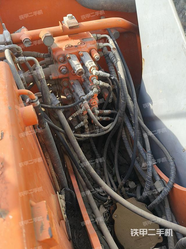 回转马达和主控阀（整机外观）