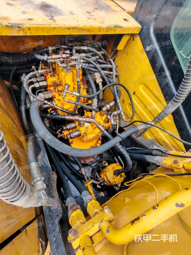 回轉(zhuǎn)馬達(dá)和主控閥（整機(jī)外觀）