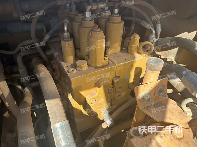 回转马达和主控阀（整机外观）