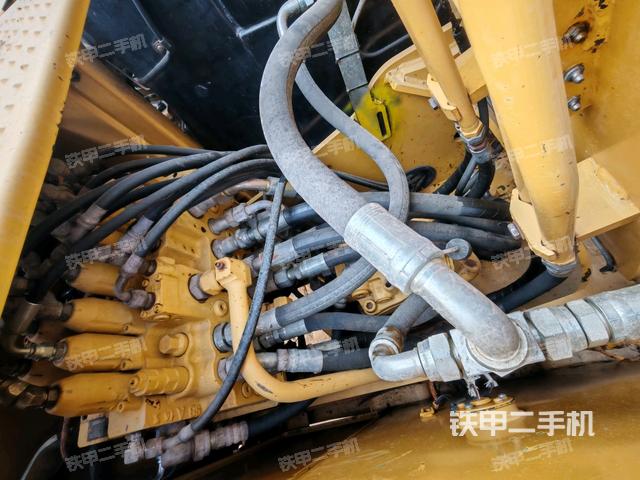 回轉(zhuǎn)馬達(dá)和主控閥(整機(jī)外觀) 回轉(zhuǎn)馬達(dá)和主控閥(整機(jī)外觀)