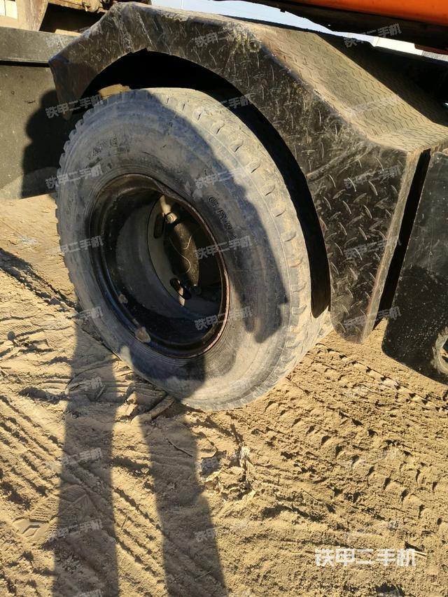 左驅(qū)動輪（行走機構(gòu)）