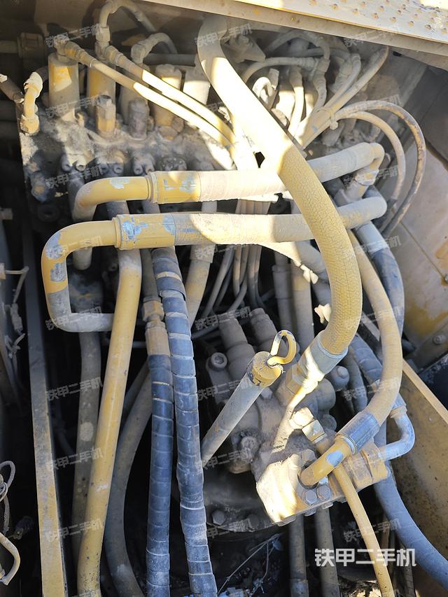 回轉(zhuǎn)馬達(dá)和主控閥(整機(jī)外觀) 回轉(zhuǎn)馬達(dá)和主控閥(整機(jī)外觀)