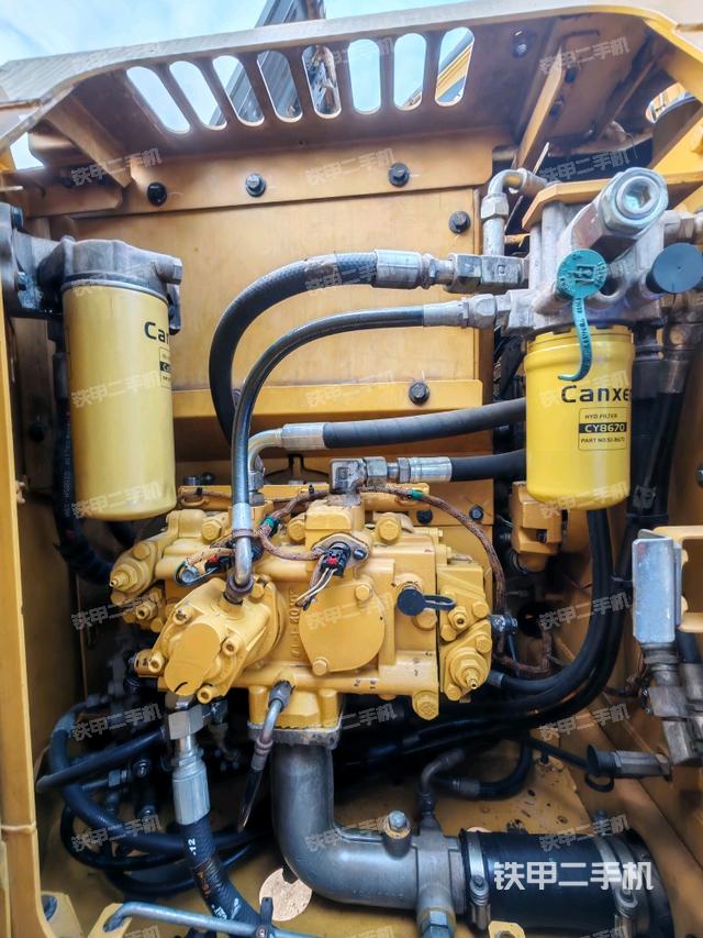 液壓泵艙室正面整體(整機(jī)外觀) 液壓泵艙室正面整體(整機(jī)外觀)