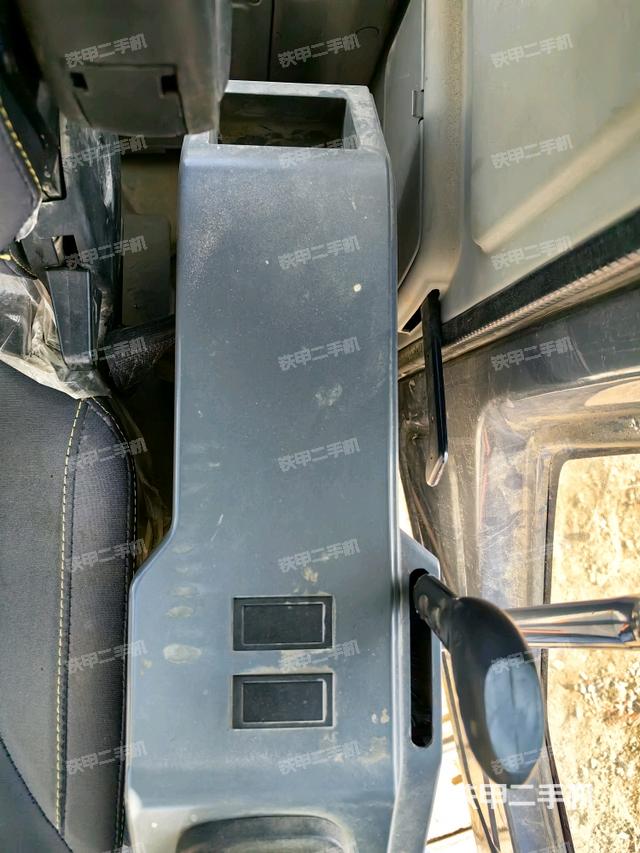 座椅右側(cè)控制臺/鑰匙門/油門/含右手柄(駕駛室部分) 座椅右側(cè)控制臺/鑰匙門/油門/含右手柄(駕駛室部分)