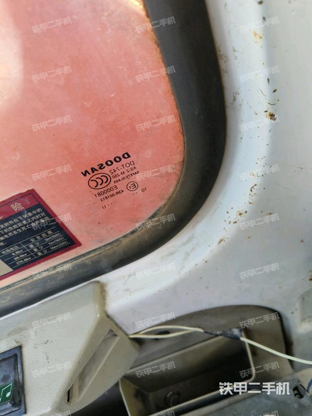 行走控制手柄和踏板?俯拍（駕駛室部分）