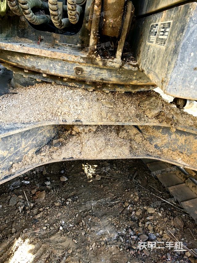 轉(zhuǎn)盤和下車架正前(工作和回轉(zhuǎn)裝置) 轉(zhuǎn)盤和下車架正前(工作和回轉(zhuǎn)裝置)