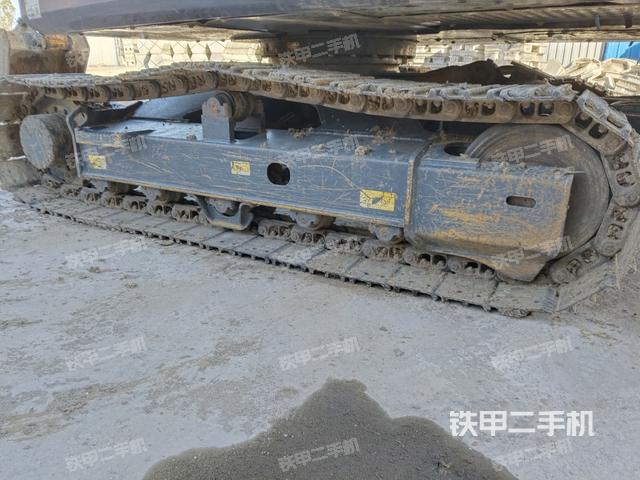 單側(cè)履帶整體(整機(jī)外觀) 單側(cè)履帶整體(整機(jī)外觀)