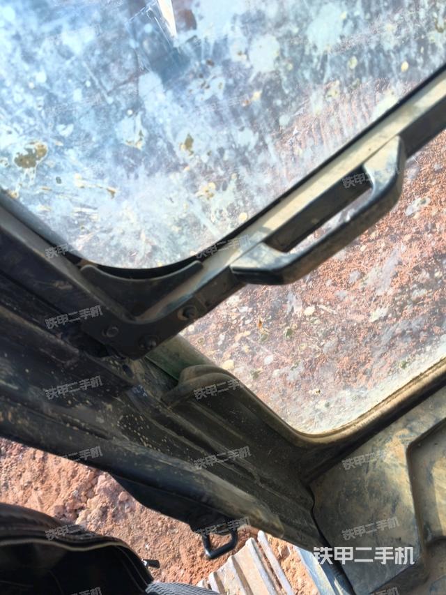 行走控制手柄和踏板?俯拍（駕駛室部分）