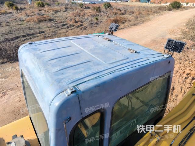 駕駛室頂部(整機(jī)外觀) 駕駛室頂部(整機(jī)外觀)