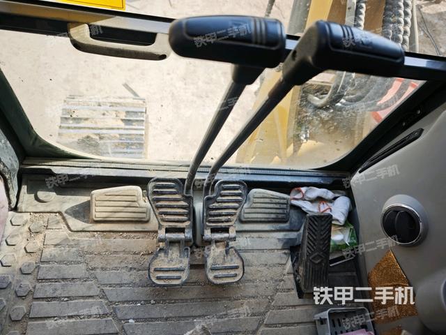 行走控制手柄和踏板?俯拍（駕駛室部分）