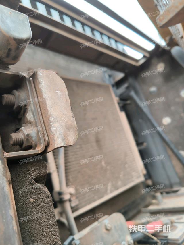 散熱器正面(大件艙室) 散熱器正面(大件艙室)