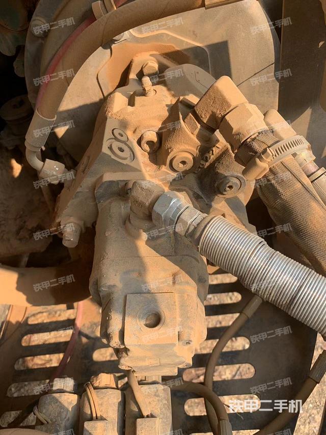 液壓泵艙室正面整體（整機外觀）