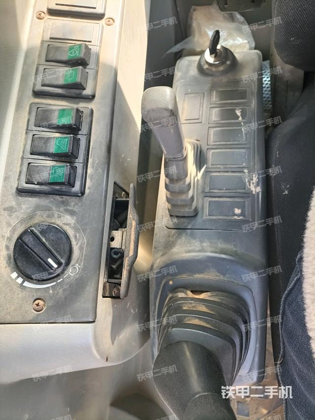 座椅右側(cè)控制臺(tái)/鑰匙門/油門/含右手柄（駕駛室部分）