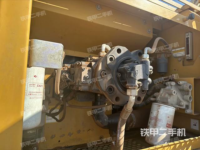 液压泵舱室正面整体（整机外观）