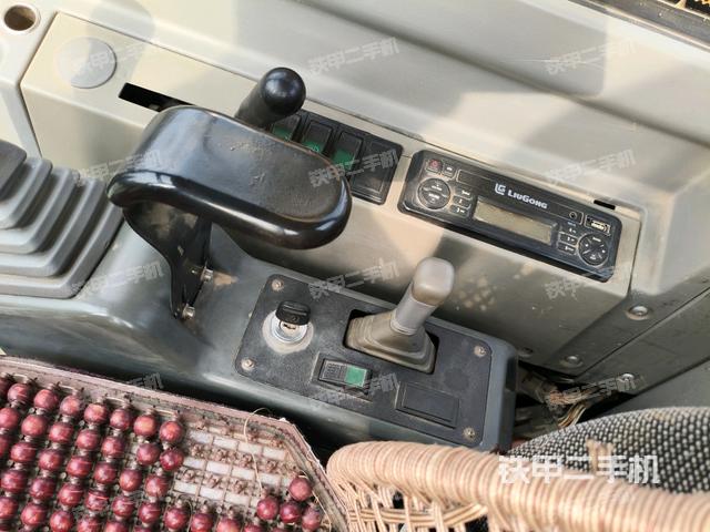 座椅右側(cè)控制臺(tái)/鑰匙門/油門/含右手柄(駕駛室部分) 座椅右側(cè)控制臺(tái)/鑰匙門/油門/含右手柄(駕駛室部分)