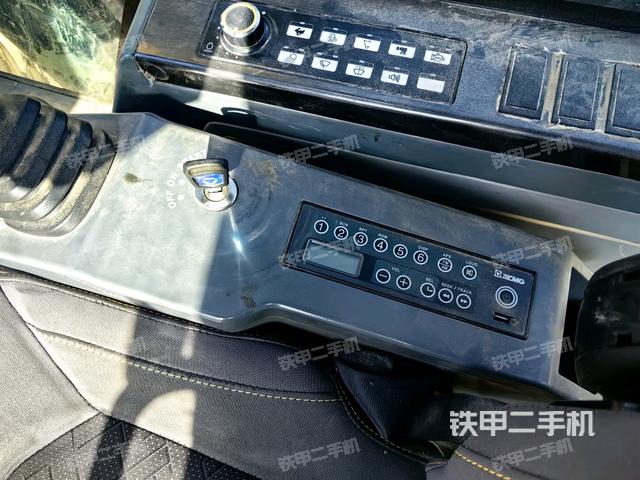 座椅左側(cè)控制臺/音響/含左手柄(駕駛室部分) 座椅左側(cè)控制臺/音響/含左手柄(駕駛室部分)