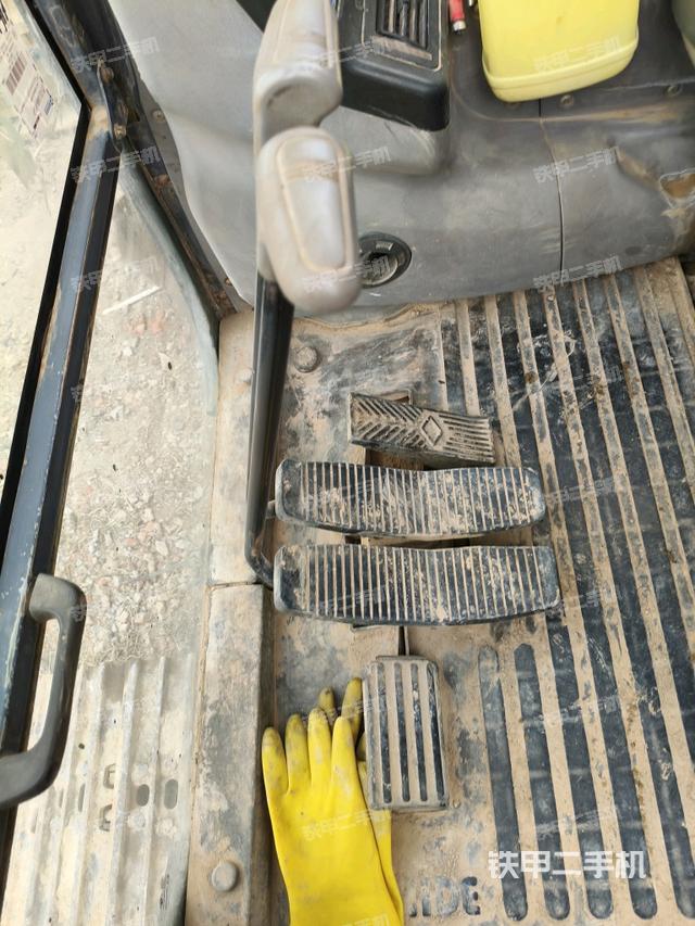 行走控制手柄和踏板?俯拍（駕駛室部分）