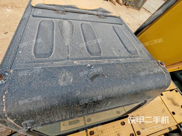 駕駛室頂部(整機(jī)外觀) 駕駛室頂部(整機(jī)外觀)