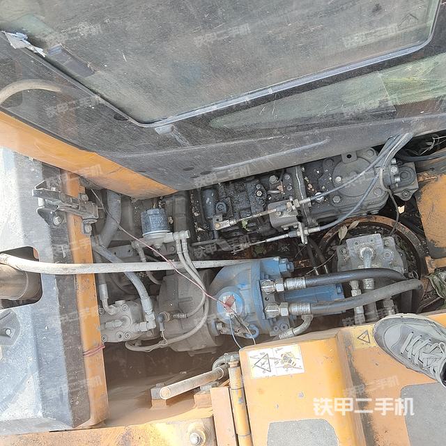 液压泵舱室正面整体（整机外观）