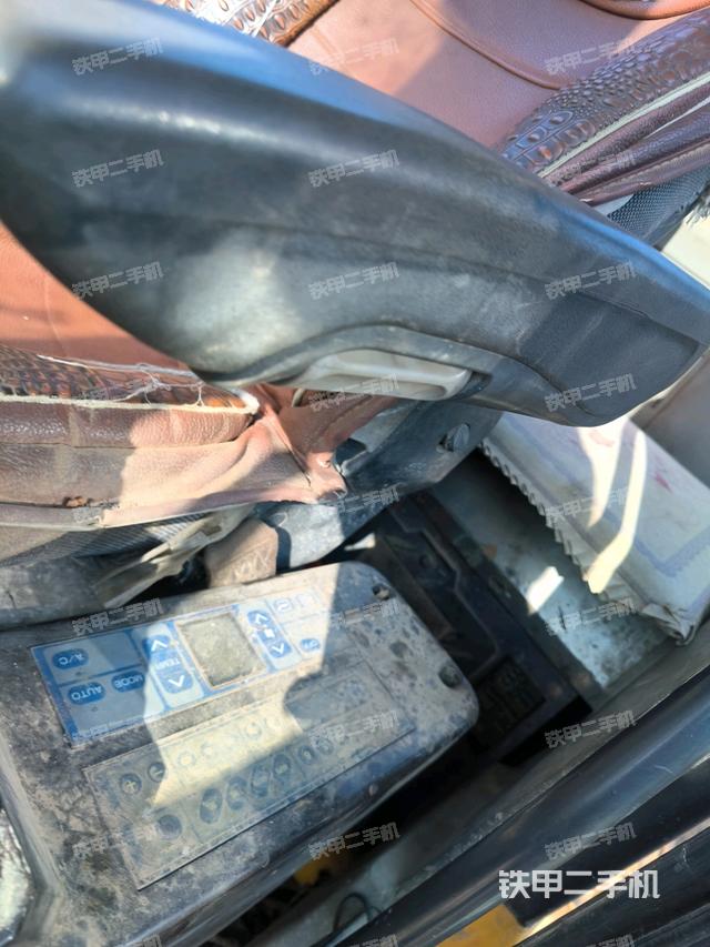 座椅右側(cè)控制臺/鑰匙門/油門/含右手柄（駕駛室部分）