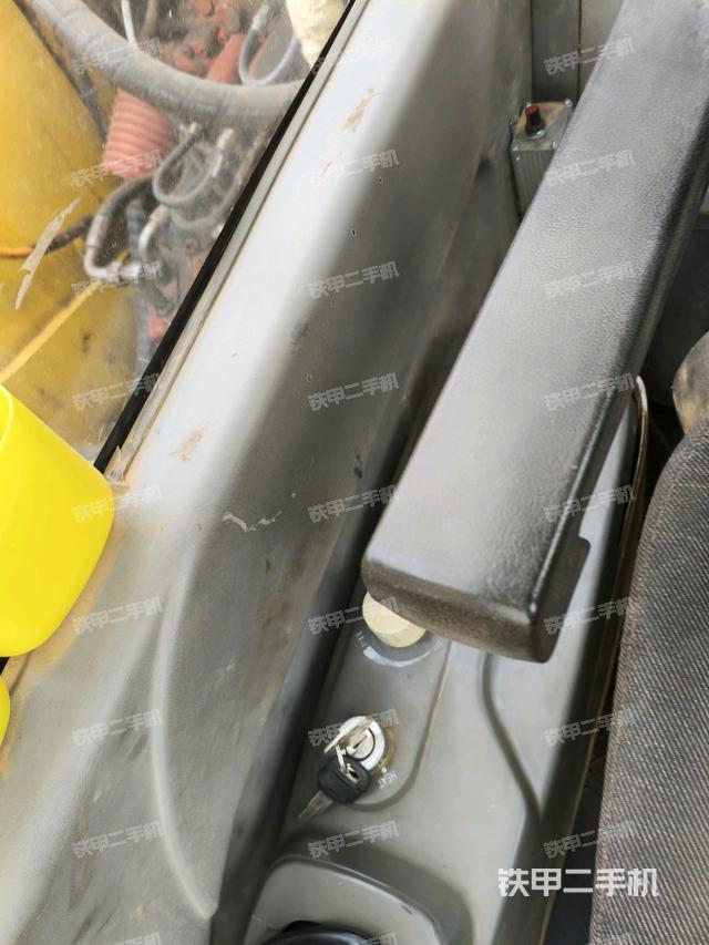 座椅右側(cè)控制臺(tái)/鑰匙門(mén)/油門(mén)/含右手柄（駕駛室部分）