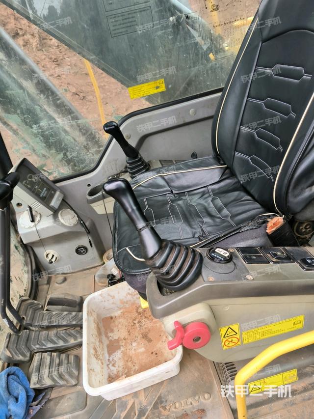 行走控制手柄和踏板?俯拍(駕駛室部分) 行走控制手柄和踏板?俯拍(駕駛室部分)