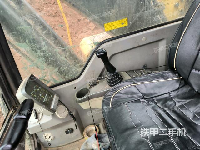 座椅右側(cè)控制臺/鑰匙門/油門/含右手柄(駕駛室部分) 座椅右側(cè)控制臺/鑰匙門/油門/含右手柄(駕駛室部分)