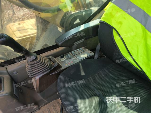 行走控制手柄和踏板?俯拍（駕駛室部分）