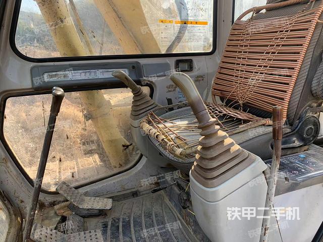 駕駛室整體(整機(jī)外觀) 駕駛室整體(整機(jī)外觀)