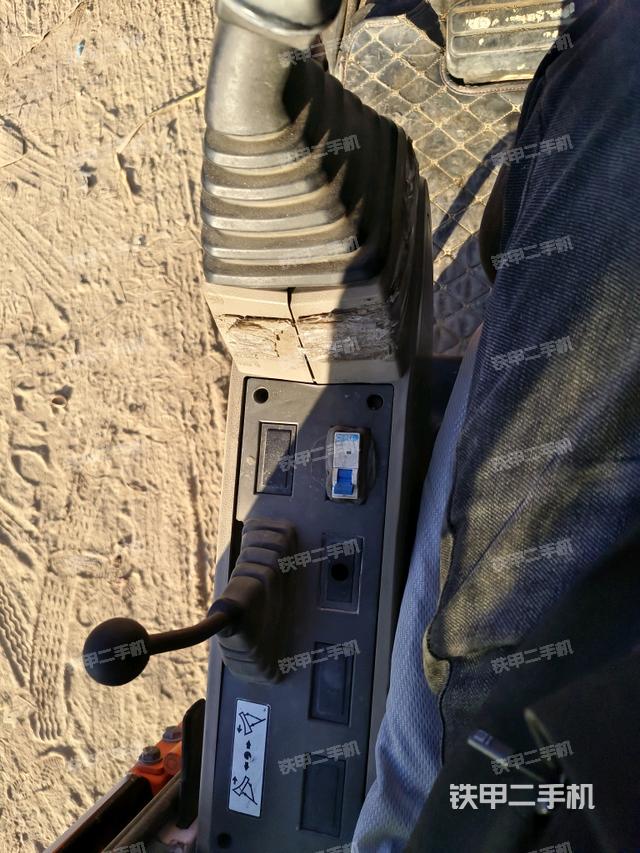 座椅右側(cè)控制臺/鑰匙門/油門/含右手柄（駕駛室部分）