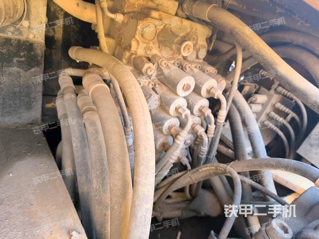 回轉(zhuǎn)馬達(dá)和主控閥(整機(jī)外觀) 回轉(zhuǎn)馬達(dá)和主控閥(整機(jī)外觀)