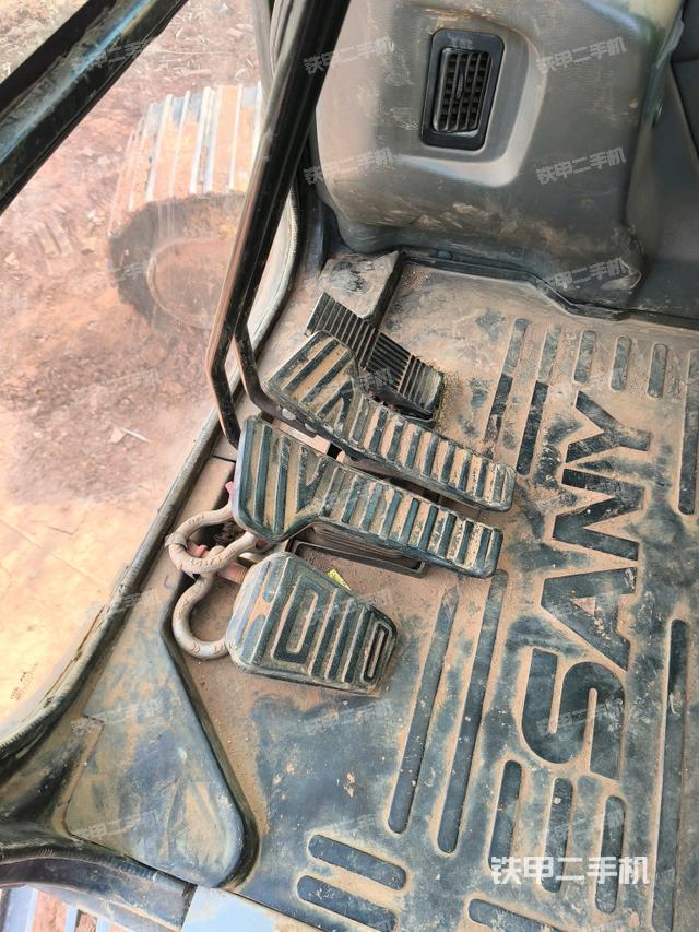 左后方玻璃角標（駕駛室部分）