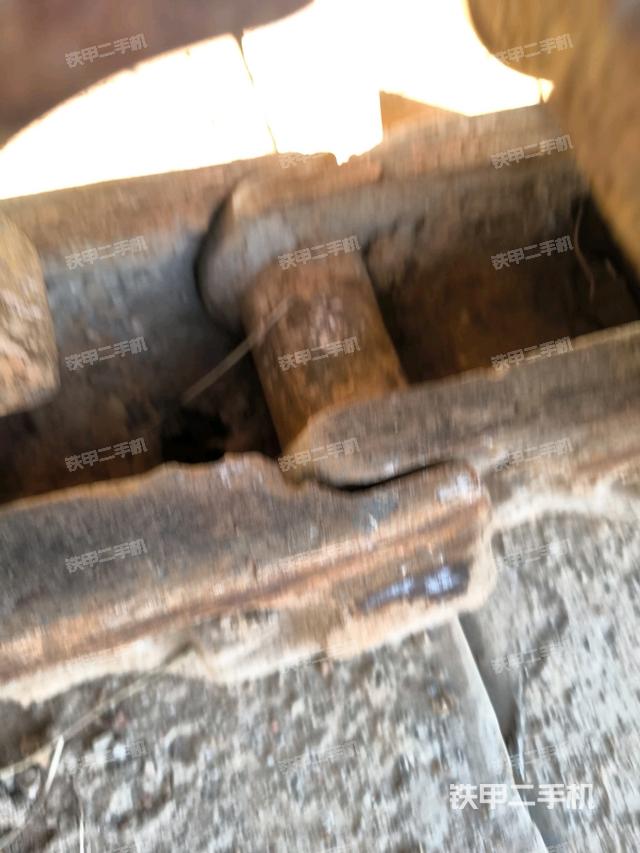 單側(cè)履帶整體(整機(jī)外觀) 單側(cè)履帶整體(整機(jī)外觀)