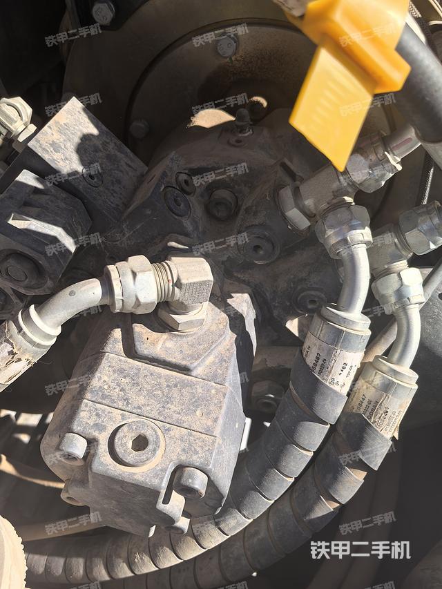 液壓泵艙室正面整體（整機外觀）