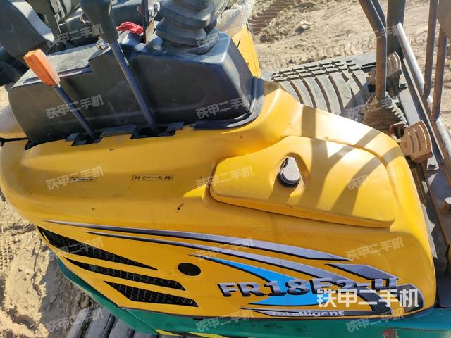 回轉(zhuǎn)馬達(dá)和主控閥（整機(jī)外觀）