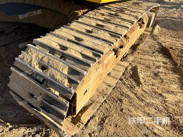 單側(cè)履帶整體(整機(jī)外觀) 單側(cè)履帶整體(整機(jī)外觀)