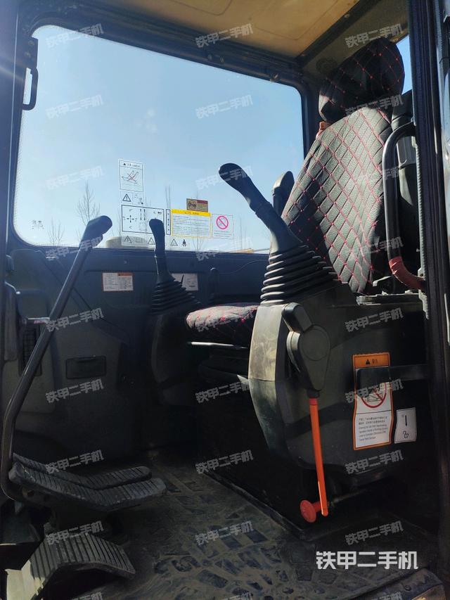 駕駛室頂部（整機外觀）