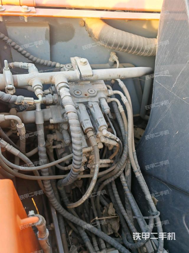 回转马达和主控阀（整机外观）