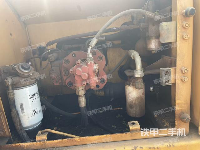 液压泵舱室正面整体（整机外观）