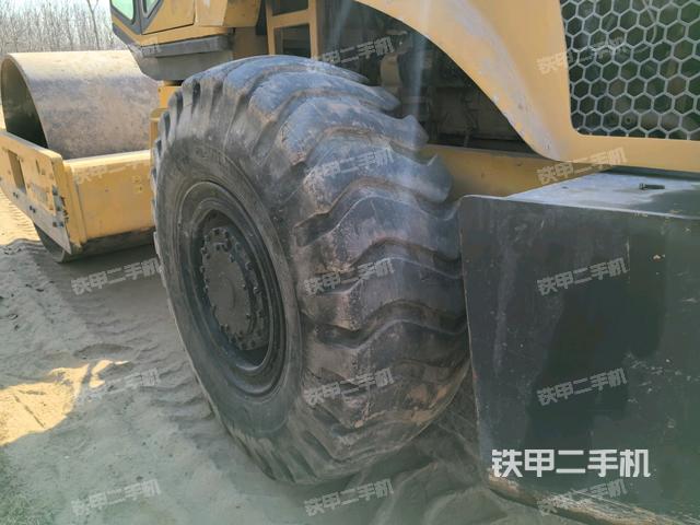 前輪右側減震塊連接及部件（壓路機前后車架）