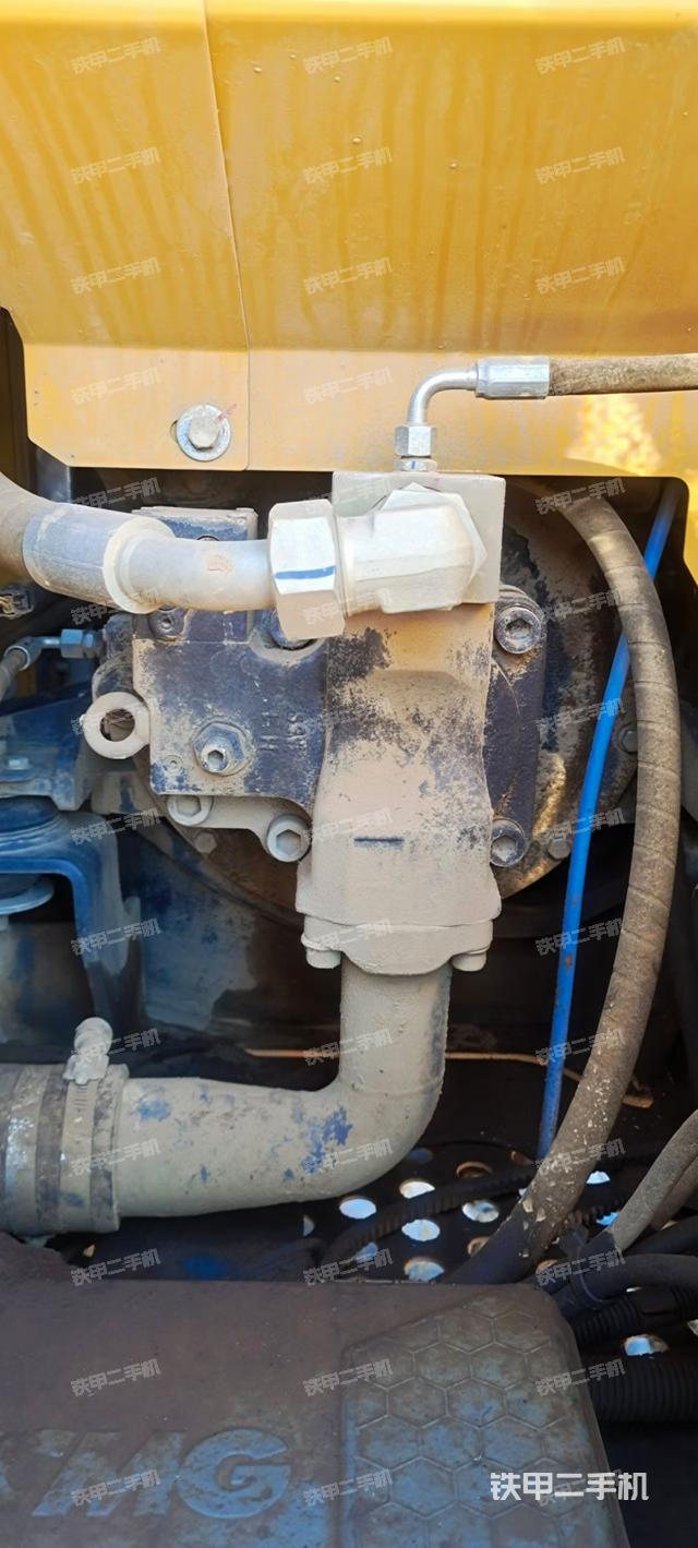 液壓泵艙室正面整體（整機外觀）