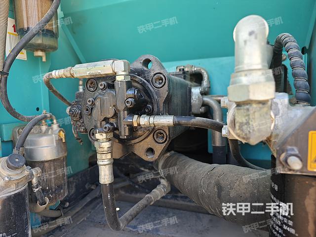 液壓泵艙室正面整體（整機外觀）