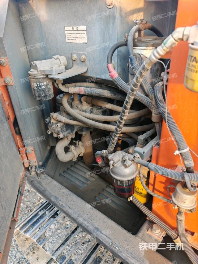 液压泵舱室正面整体（整机外观）